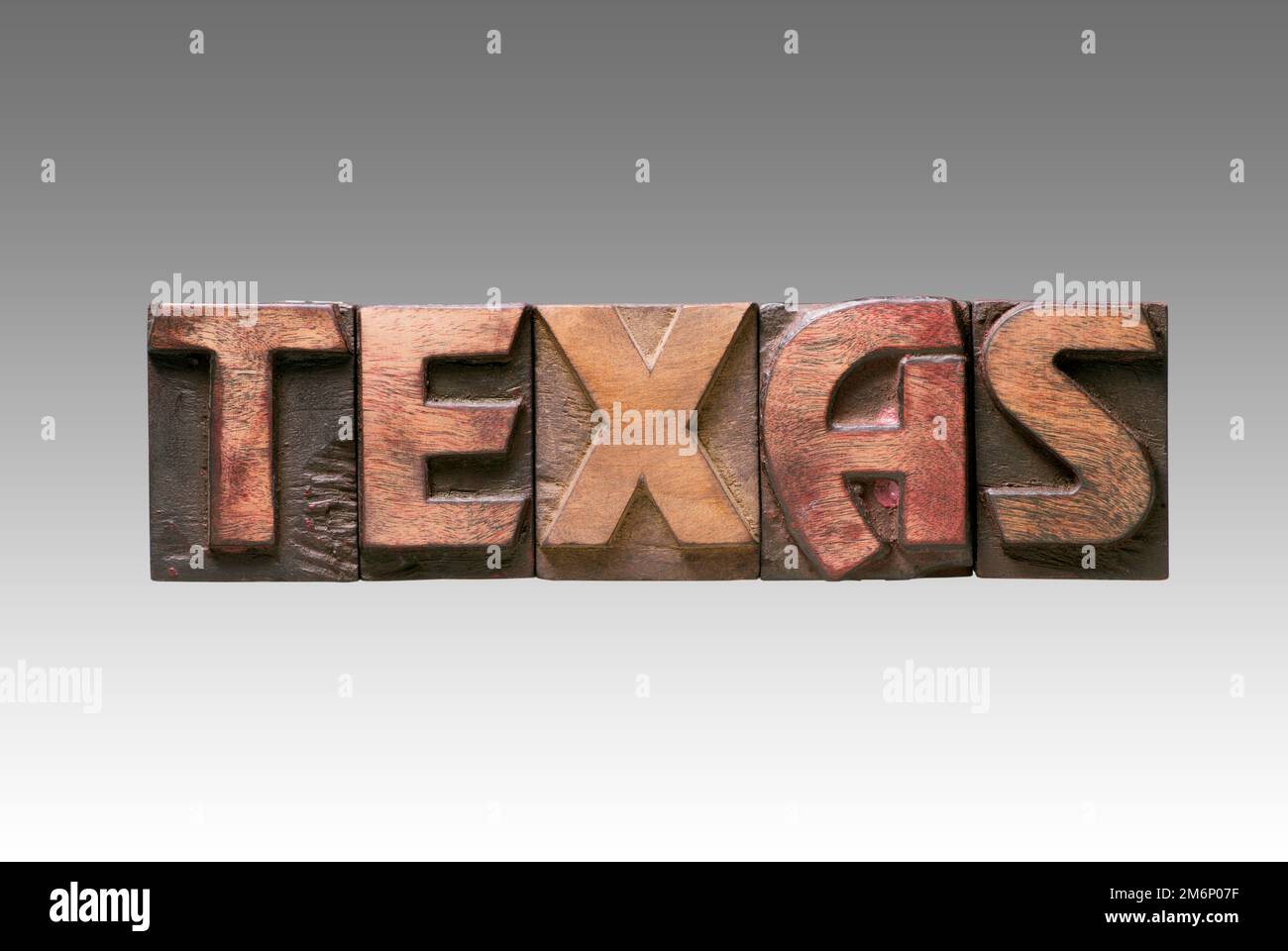 Texte texan assemblé à partir de lettres typographiques en bois vintage isolées sur fond dégradé Banque D'Images