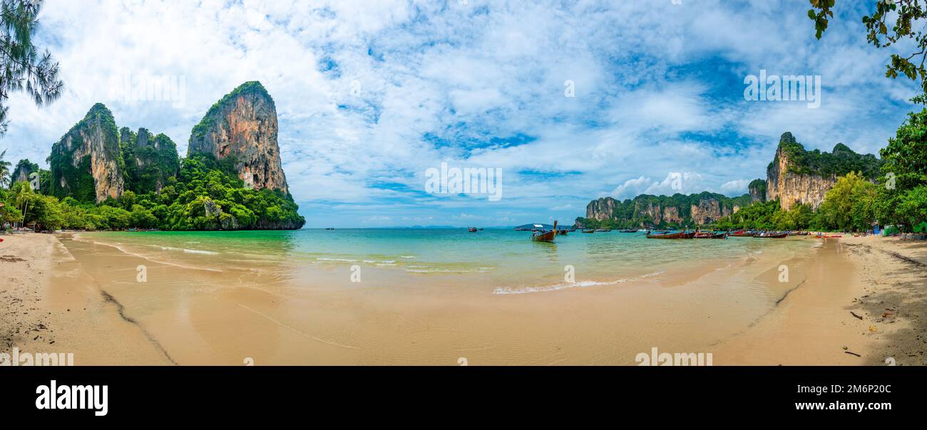 Bateaux à longue queue à la plage de Railay, Krabi, Thaïlande. Paradis tropical, eau turquoise et sable blanc. Banque D'Images
