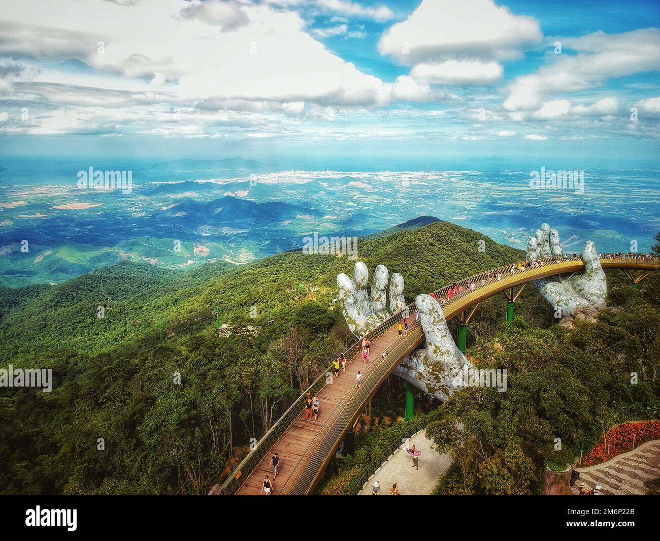 Photo en grand angle d'un Golden Bridge, Ba Na Hills, Da Nang, Vietnam  Photo Stock - Alamy