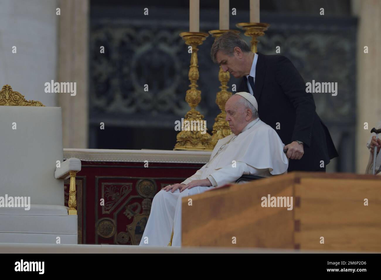 Vatican. 05th janvier 2023. Le pape François célèbre les funérailles du pape émérite Benoît XVI à Saint-Jean Place Pierre au Vatican sur 5 janvier 2023 Credit: dpa Picture Alliance/Alamy Live News Banque D'Images