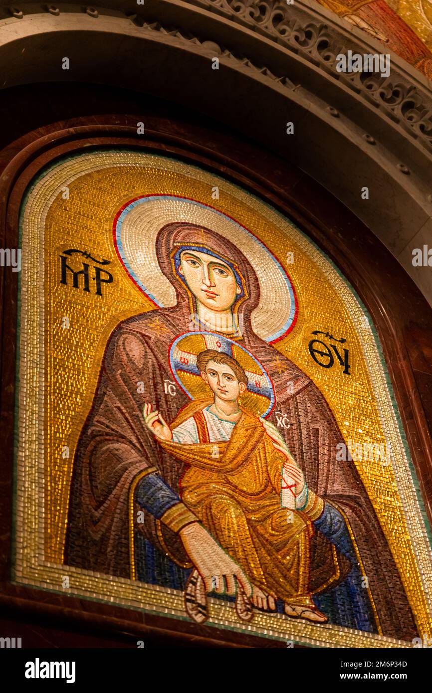 Belgrade, Serbie - 20 décembre 2022: Marie la mère de Dieu avec son fils Jésus Christ fresque en mozaic dans le style byzantin teple orthodoxe appelé Saint Banque D'Images