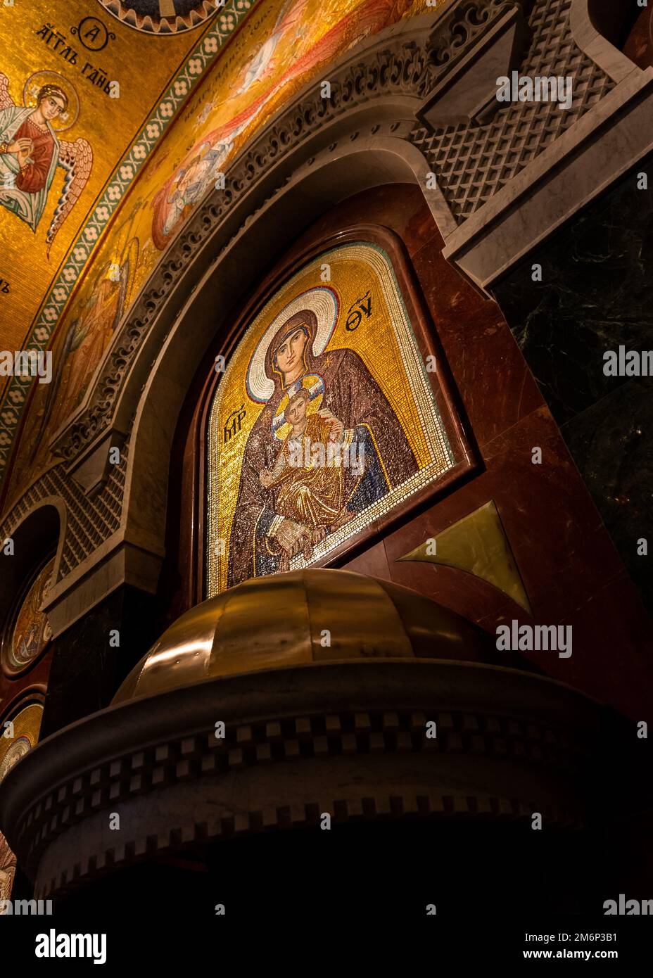 Belgrade, Serbie - 20 décembre 2022: Marie la mère de Dieu avec son fils Jésus Christ fresque en mozaic dans le style byzantin teple orthodoxe appelé Saint Banque D'Images