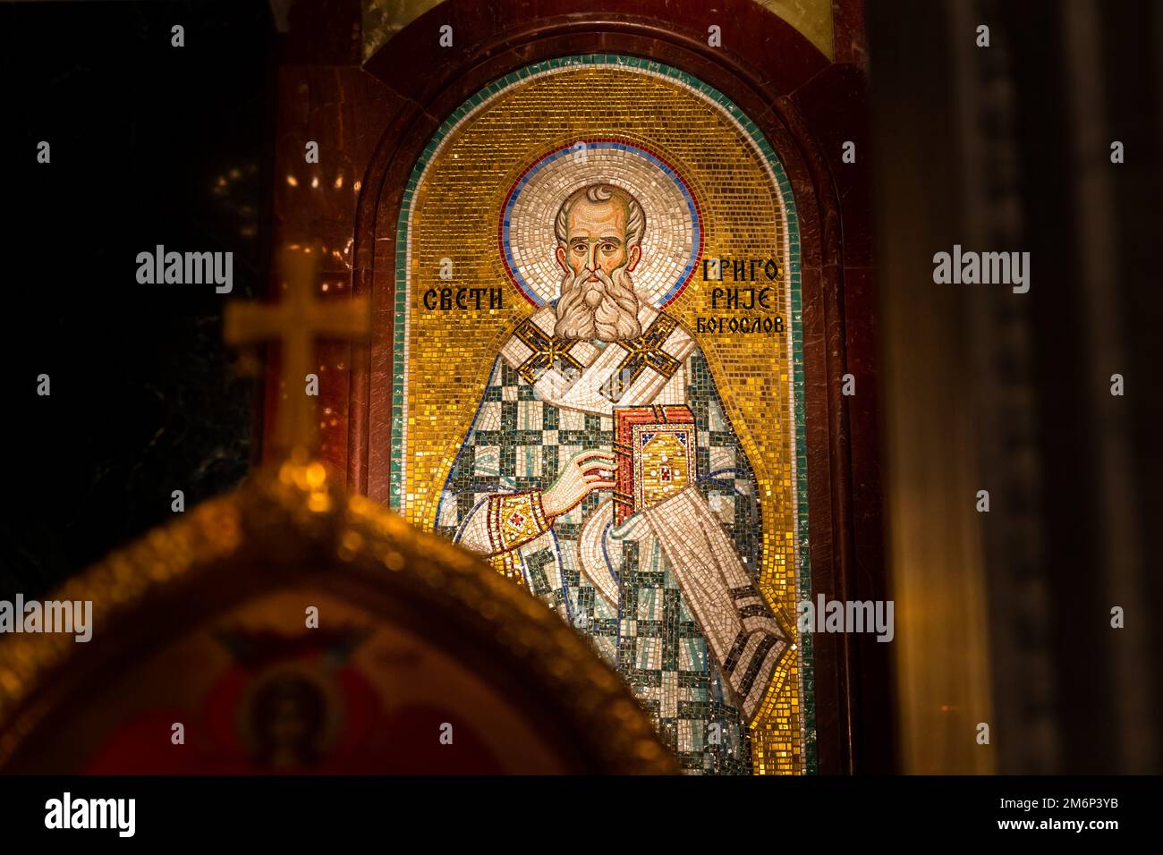 Belgrade, Serbie - 20 décembre 2022 : fresque en mosaïque de Grégoire le théologien alias Grégoire de Nazianzus à Saint Temple de Sava à Belgrade. Il était un Banque D'Images