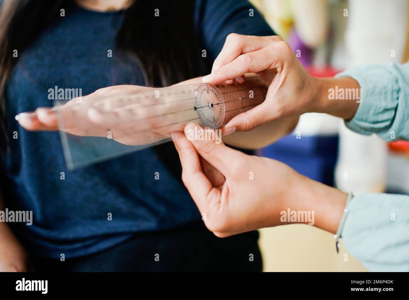 Mannheim, Allemagne. 07th juillet 2022. Deux stagiaires en ergothérapie démontrent comment mesurer la flexion du poignet à l'École de ergothérapie de la Fédération internationale (IB). Credit: Uwe Anspach/dpa/Alamy Live News Banque D'Images