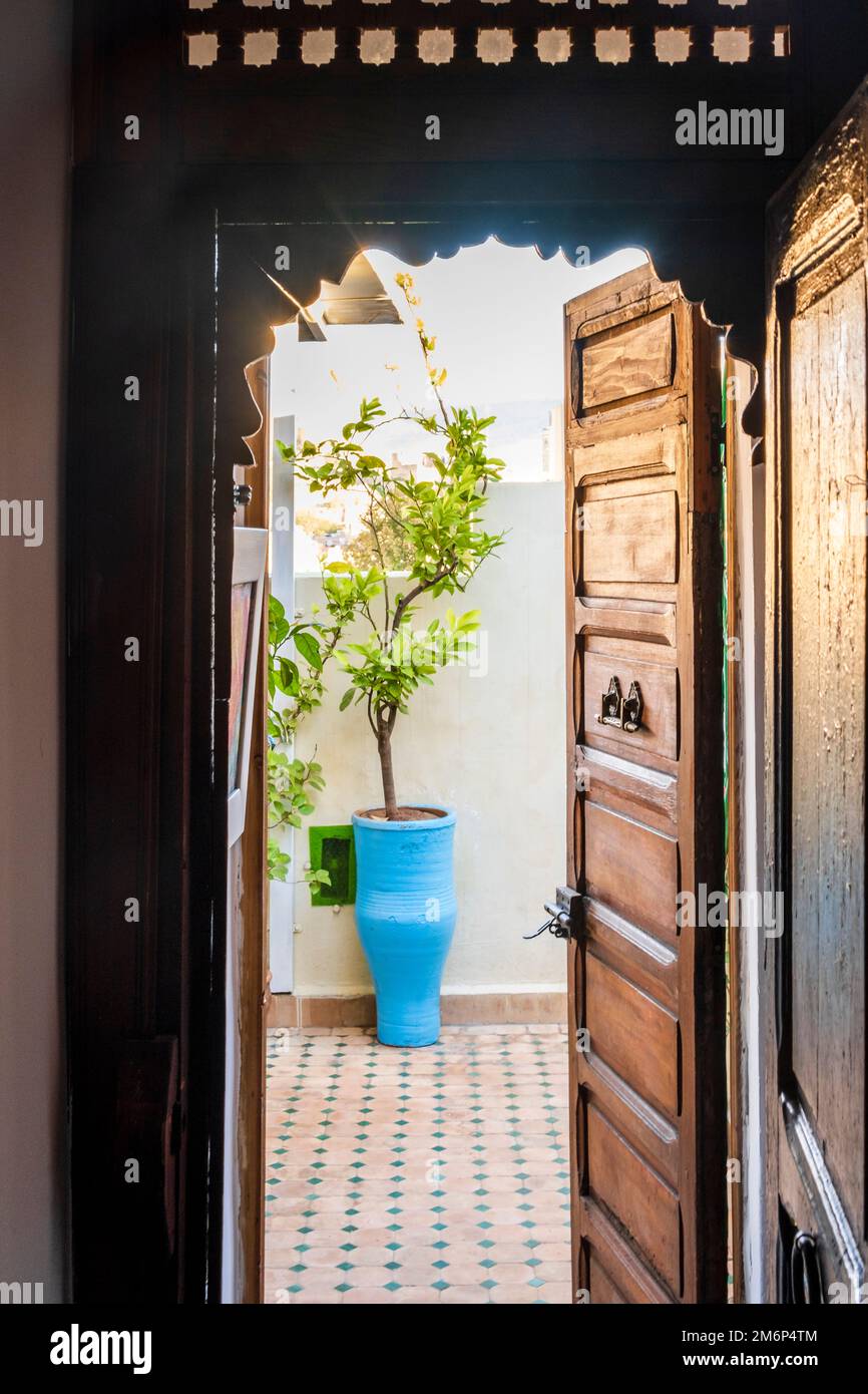 Porte ouverte en bois menant au toit du riad - maison urbaine traditionnelle en médina de Fès, Maroc, Afrique du Nord Banque D'Images