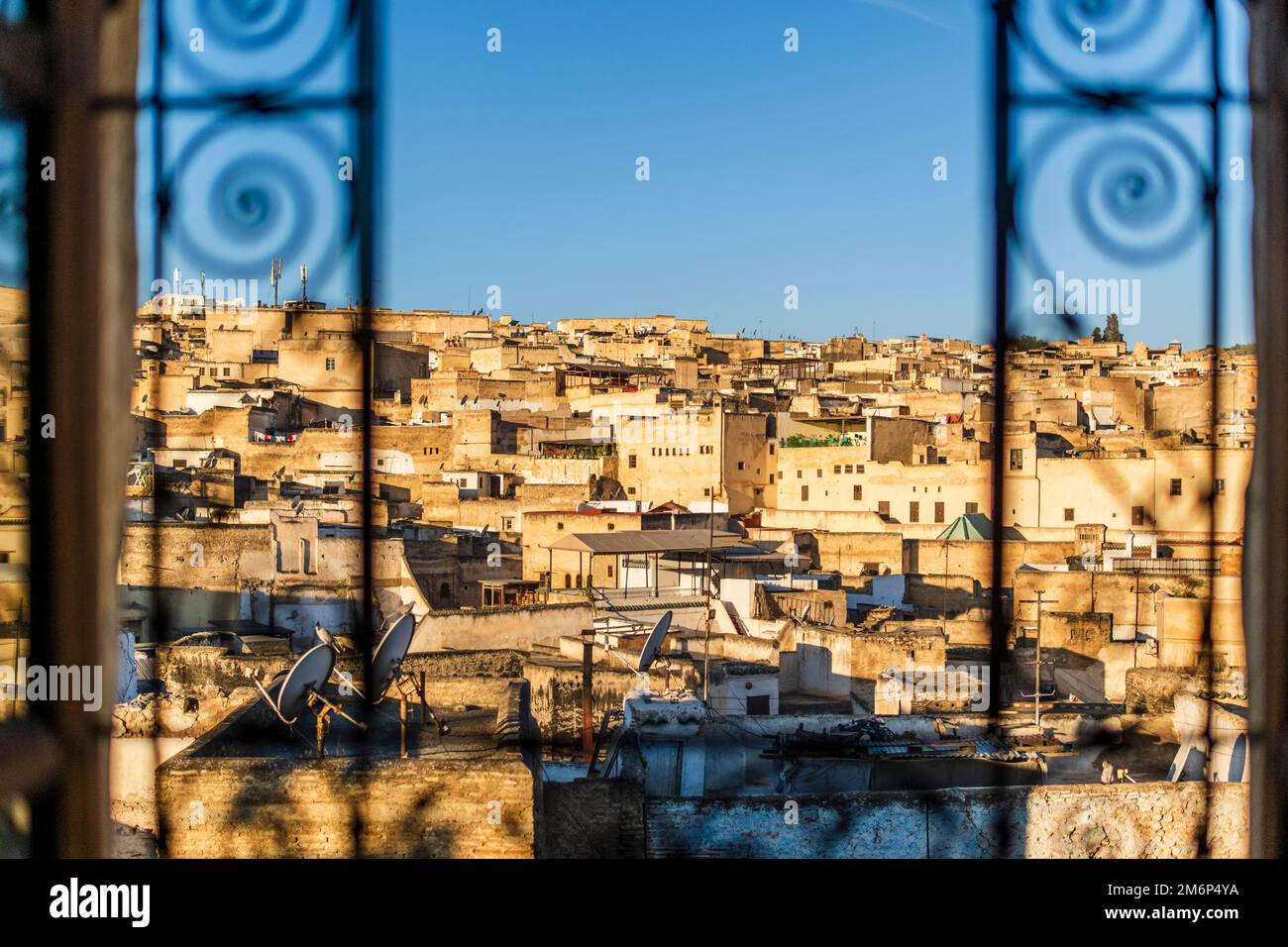 Fez medina vue à travers la fenêtre du riad avec grille décorative, Maroc, Afrique du Nord Banque D'Images