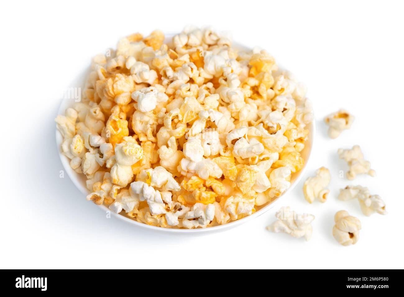 Pop-corn au fromage savoureux dans un bol isolé sur fond blanc. Cinéma, cinéma et divertissement. Banque D'Images