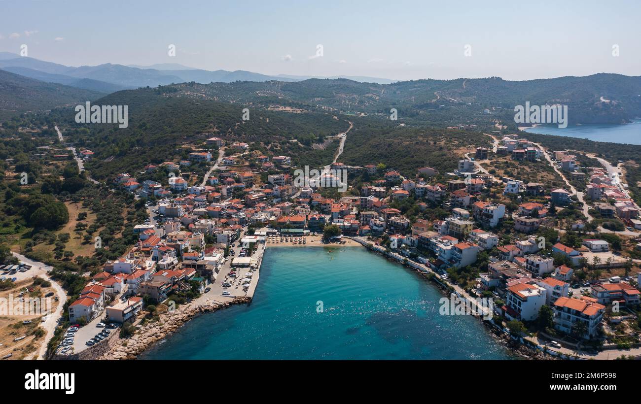 Haute vue aérienne sur la plage de Skala Marion sur l'île de Thassos, Grèce Banque D'Images