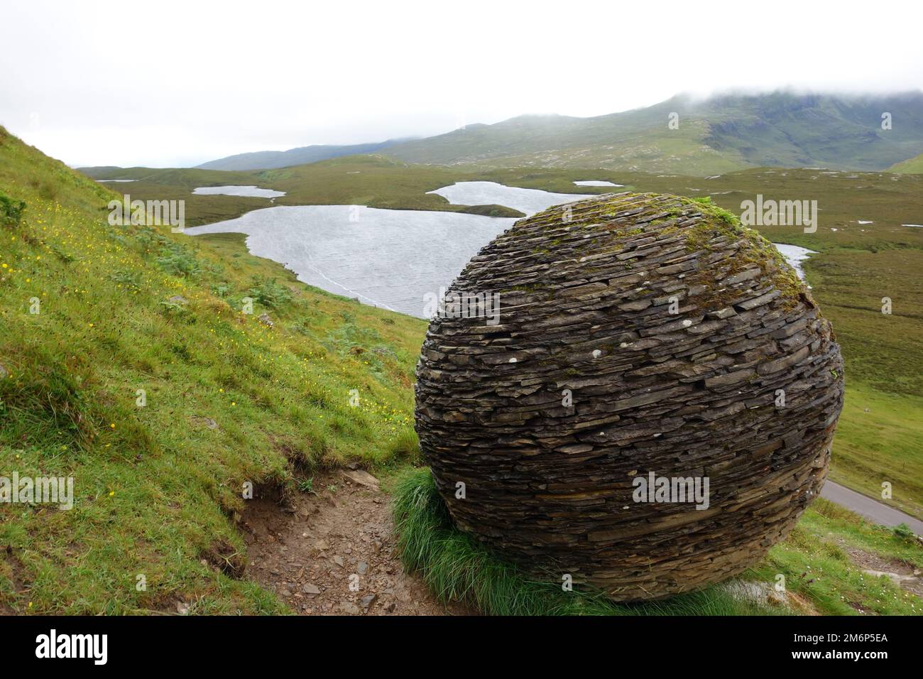 Globe Rock Sculpture près du sentier sur le sentier de la nature à Knockan Crag Geopark, Réserve naturelle nationale, North West Highlands, Écosse. Banque D'Images