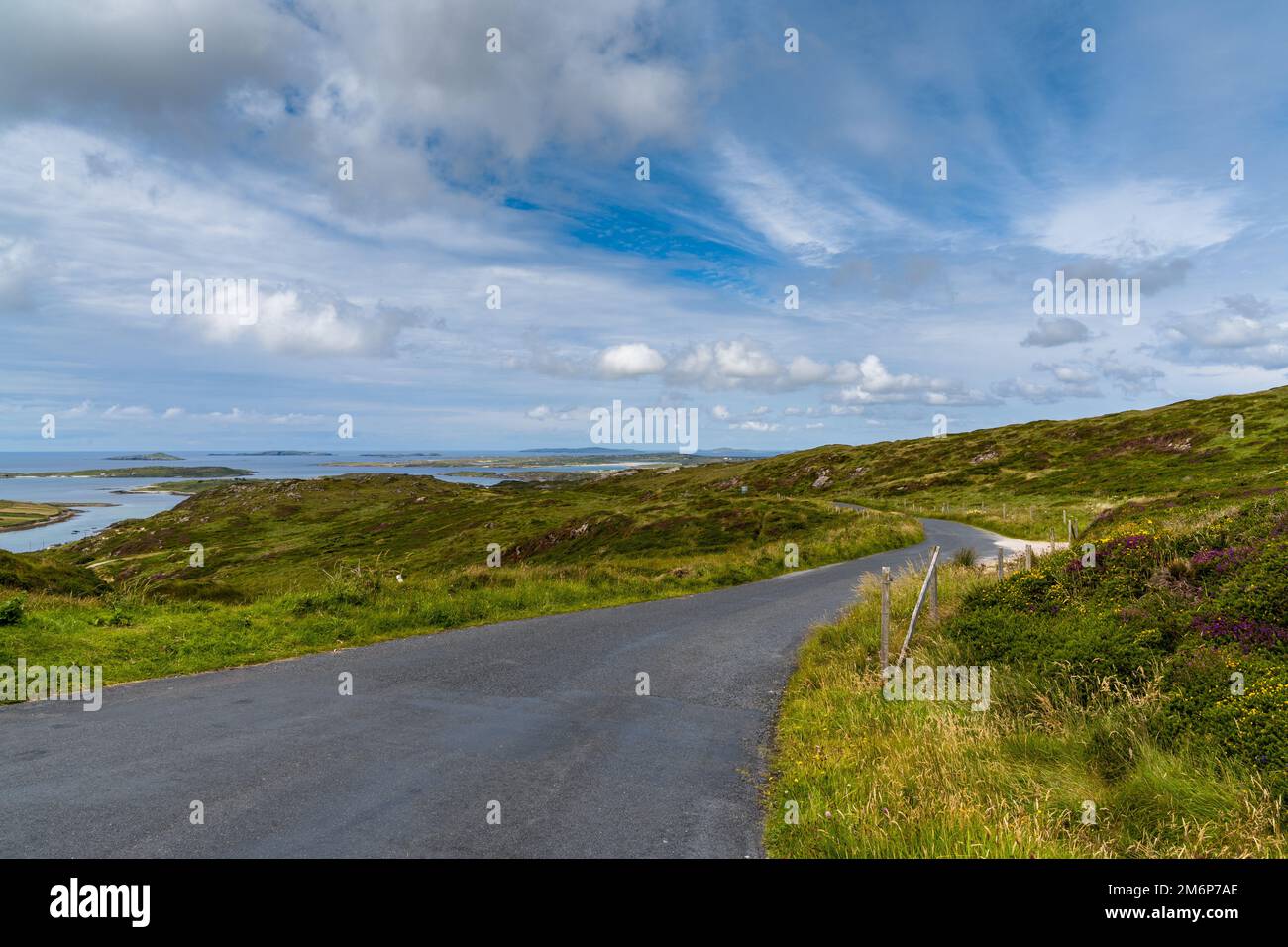 La route panoramique Sky Road sur Kingstown Peninusla sur la Wild Atlantic Way dans le comté de Galway en Irlande Banque D'Images