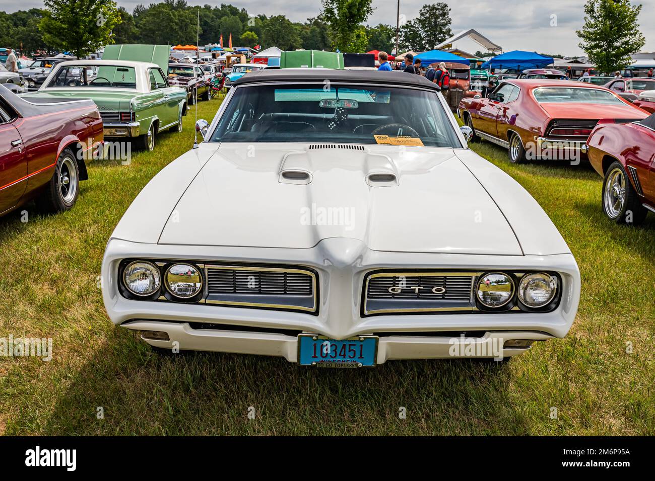Iola, WISCONSIN - 07 juillet 2022 : vue de face d'un cabriolet GTO 1968 de Pontiac lors d'un salon de voiture local. Banque D'Images