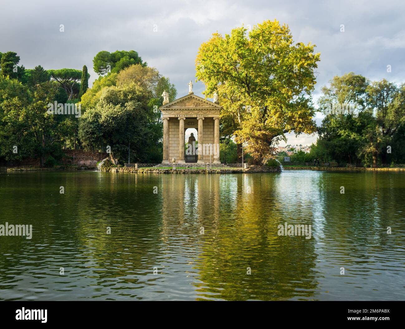 Temple d'Aesculapius (19th siècle) dans le parc public colline Pincian, jardins de la Villa Borghèse, Rome, Italie Banque D'Images