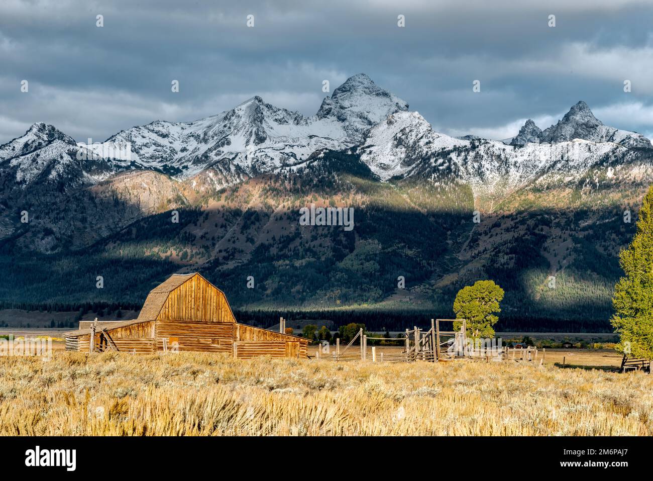 JACKSON, WYOMING, États-Unis - SEPTEMBRE 30 : vue d'une grange en bois à Mormon Row près de Jackson Wyoming sur 30 septembre 2013 Banque D'Images