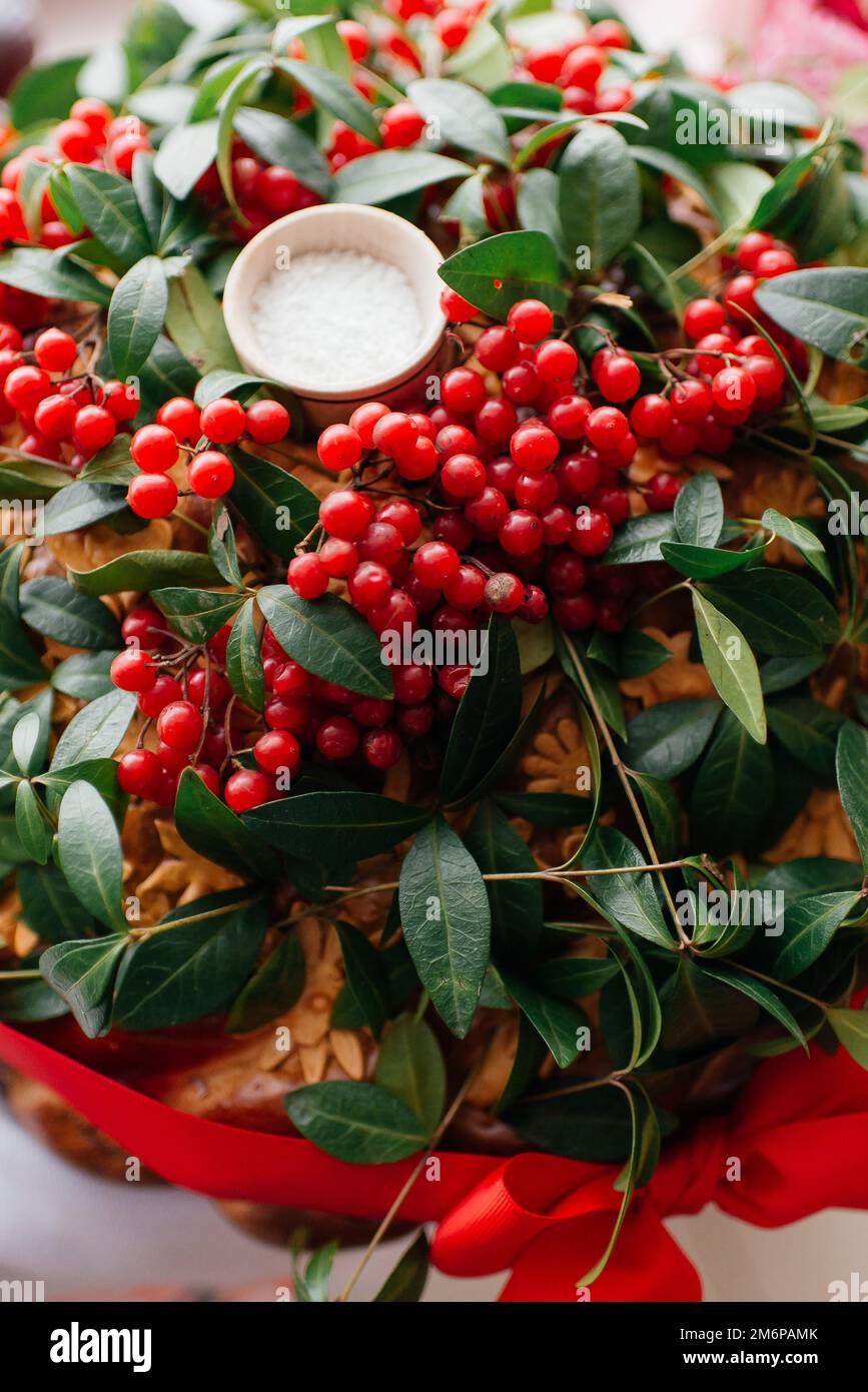 Viburnum rouge et sel sur le pain Banque D'Images