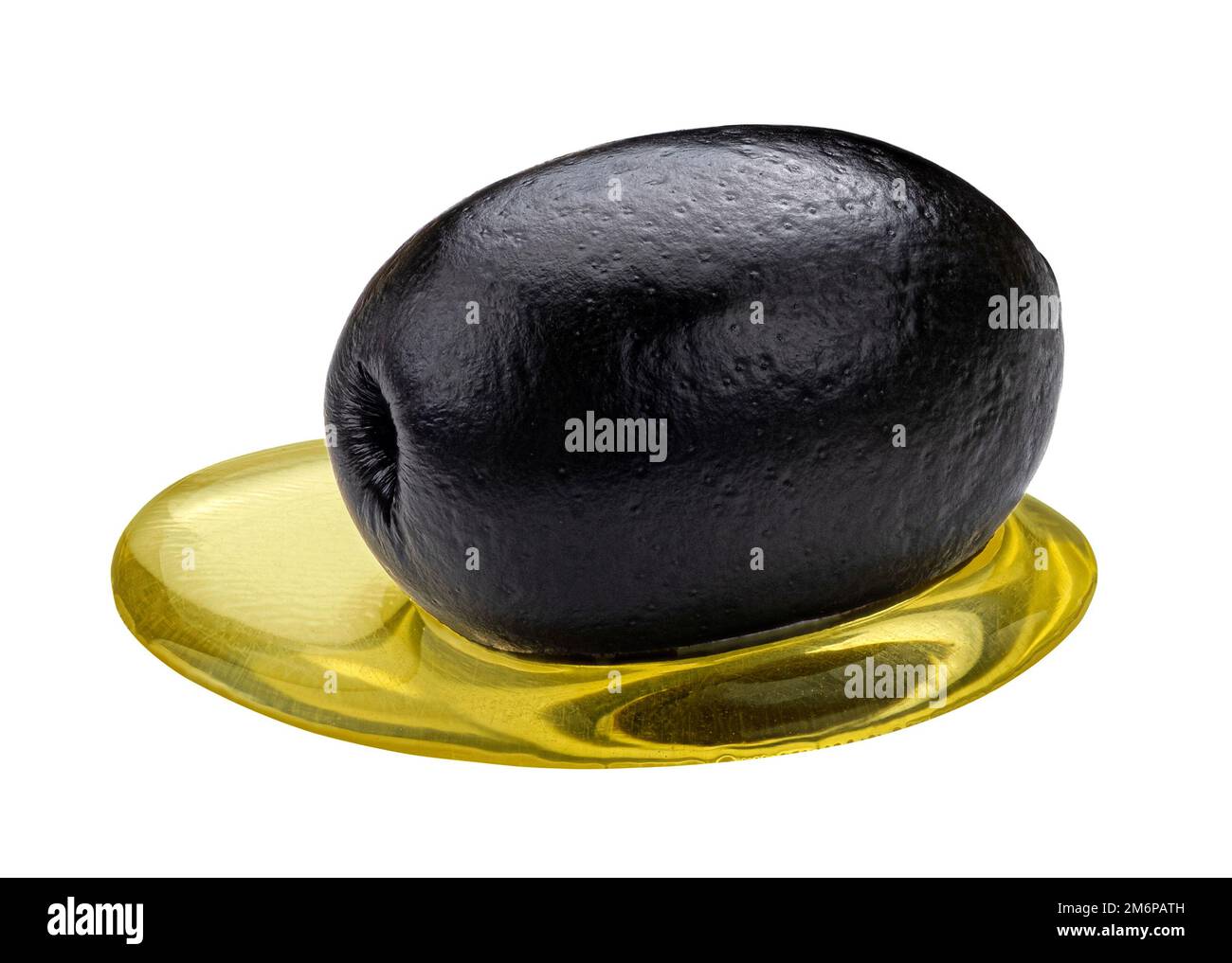 Une olive noire avec tache d'huile d'olive isolée sur fond blanc Banque D'Images