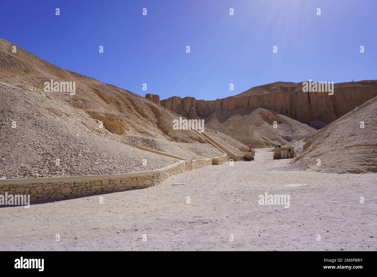 vue sur quelques entrées aux tombeaux dans la vallée des rois Banque D'Images