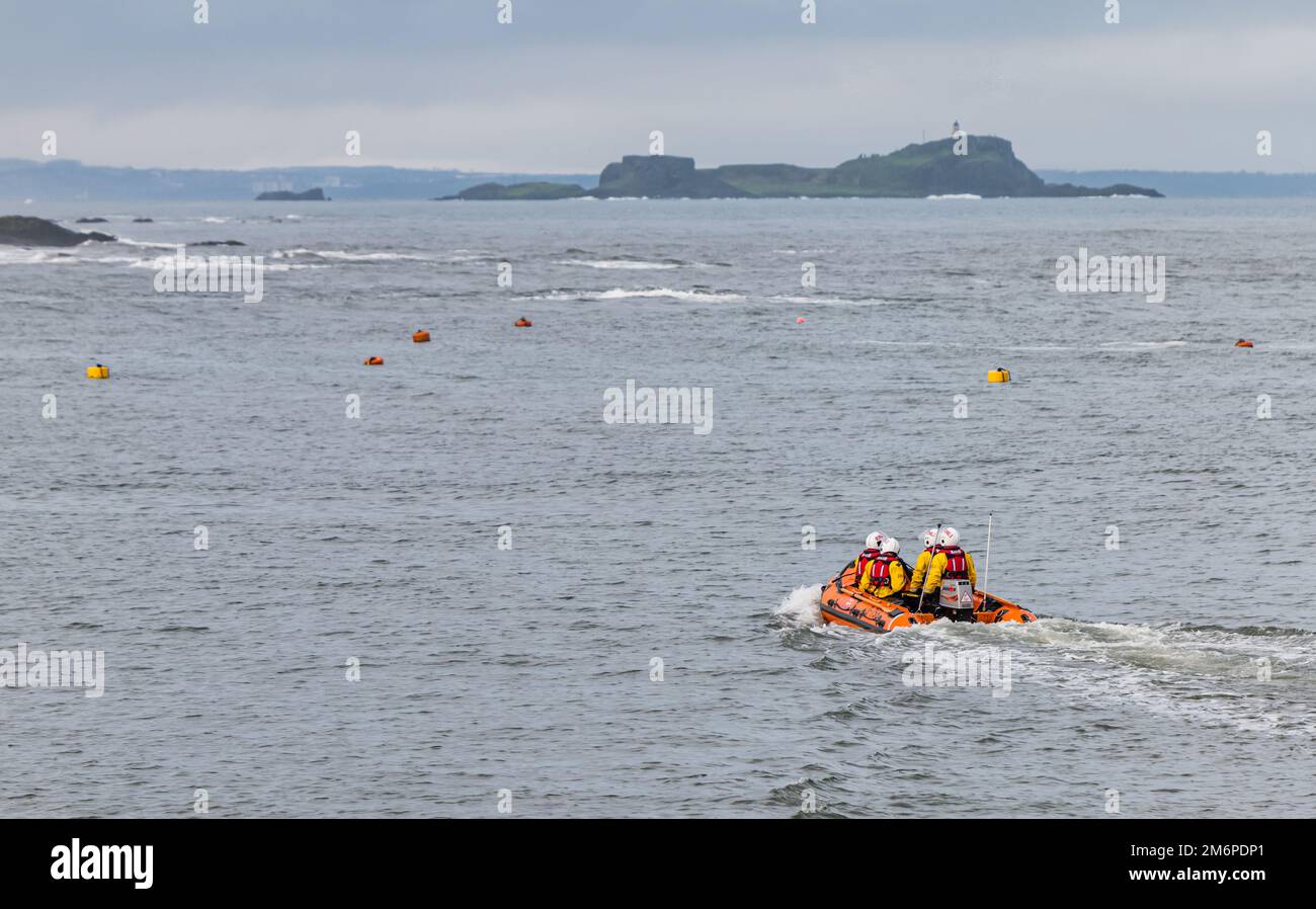 Royal National Lifeboat institution (RNLI) bateau gonflable se dirigeant vers Fidra Island, Firth of Forth Sea, North Berwick, East Lothian, Écosse, Royaume-Uni Banque D'Images