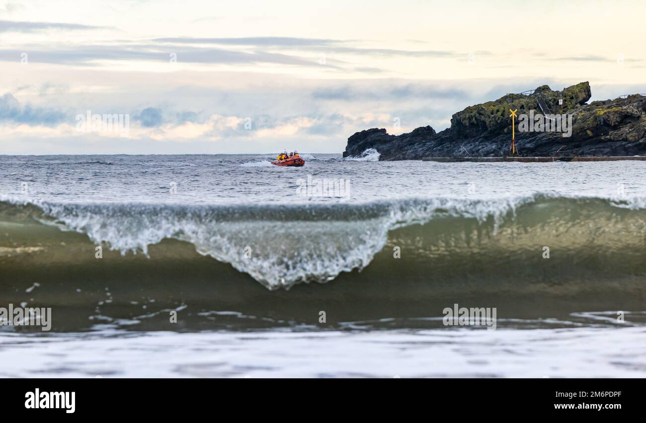 Royal National Lifeboat institution (RNLI) bateau gonflable rigide, Firth of Forth Sea with WAVE, North Berwick, East Lothian, Écosse, Royaume-Uni Banque D'Images