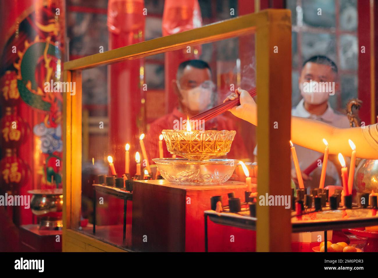 Yogyakarta, Indonésie - 31 janvier 2022 : les Chinois indonésiens prient pour célébrer les célébrations du nouvel an lunaire au temple de Fuk Ling Miau. Banque D'Images