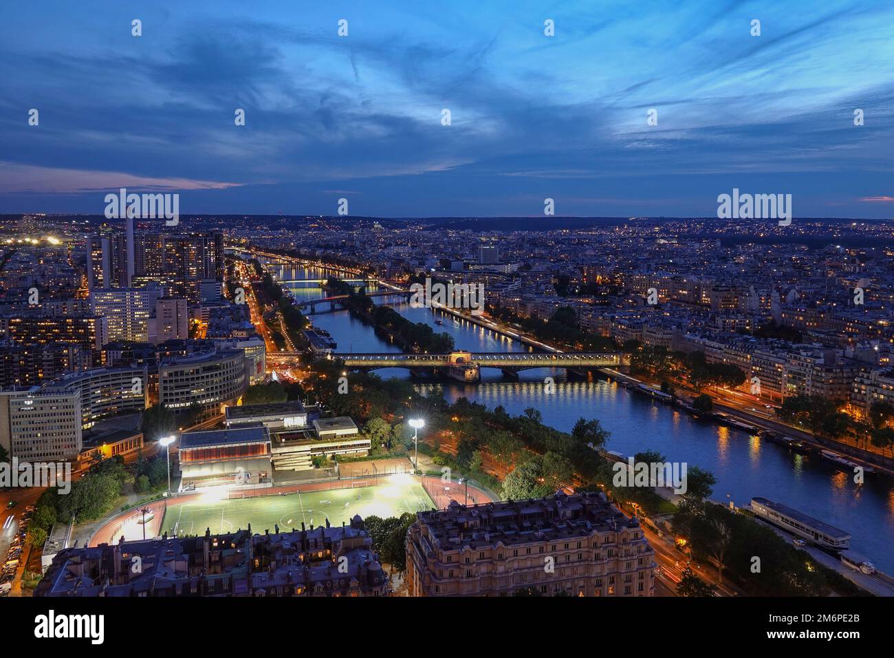 France, Paris, vue nocturne panoramique sur la Seine depuis le sommet de la Tour Eiffel - Tour Eiffel photo © Fabio Mazzarella/Sintesi/Alamy stock P Banque D'Images