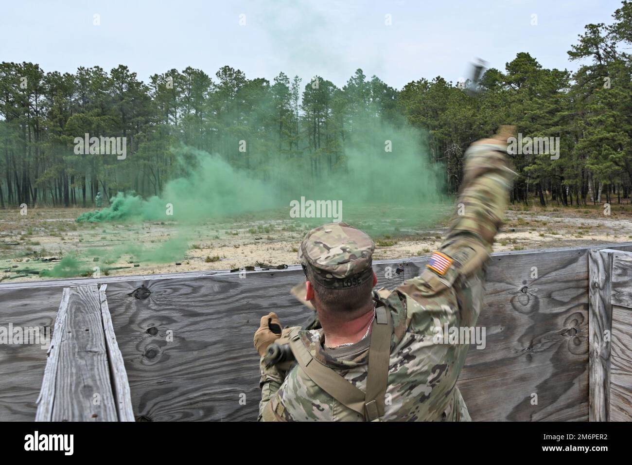 Le BIV 2nd 315th Engineer Battalion se trouve au rang 3A du complexe de fort dix Range. Ces soldats étaient ici pour pratiquer l'exercice de grenade à main. Le but de cette formation est de familiariser les soldats et la pratique de l'utilisation d'une grenade à main. Formation à la familiarisation avec le grenade à main et démonstration des positions appropriées pour la manipulation et le lancement de grenades à main. (Photos prises par le centre de soutien à la formation de fort dix [TSC]) Banque D'Images