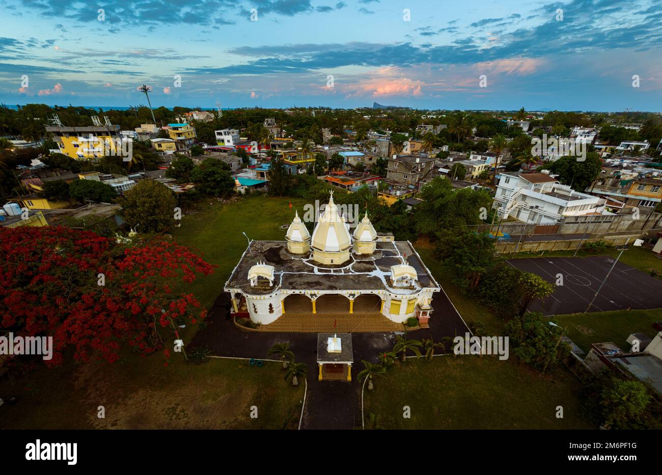 Magnifique coucher de soleil sur la ville de Pereybere à l'île Maurice avec temple de la grande baie de shivala. Banque D'Images