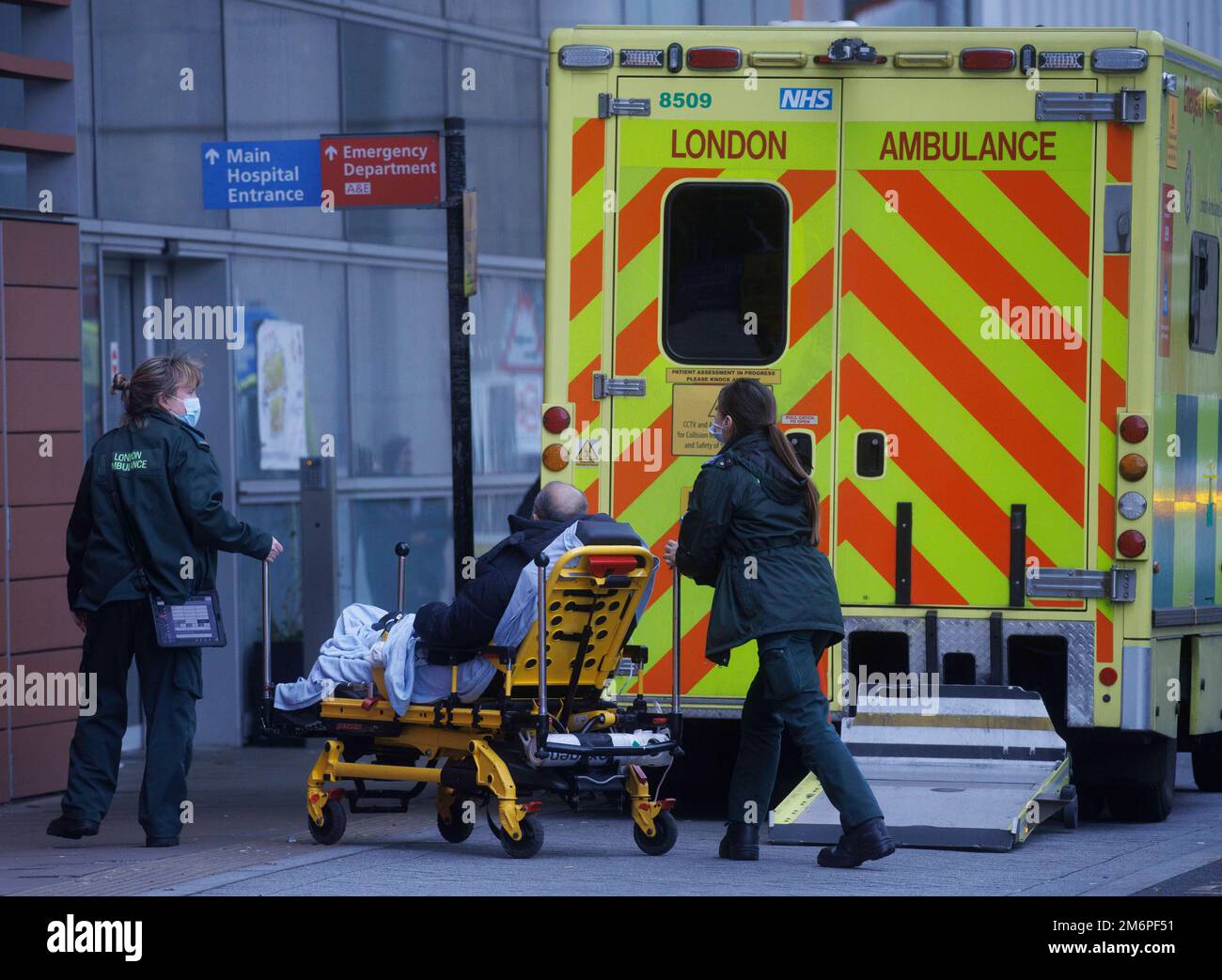 Londres, Royaume-Uni 5 janv. 2023 Ambulance travaille à l'hôpital Royal London de Whitechapel, Londres. La pression exercée sur le NHS est intolérable et insoutenable, selon la British Medical Association (BMA), qui représente les médecins. Le président du conseil de l'AMB, le professeur Phil Banfield, a demandé au gouvernement de prendre des mesures immédiates pour résoudre la crise. Les hôpitaux sont confrontés à des demandes croissantes, dont les experts estiment qu'elles sont en partie motivées par des maladies hivernales comme la grippe et Covid. Le gouvernement a dit qu'il reconnaissait les pressions auxquelles le NHS était confronté. Crédit : Mark Thomas/Alay Live News Banque D'Images