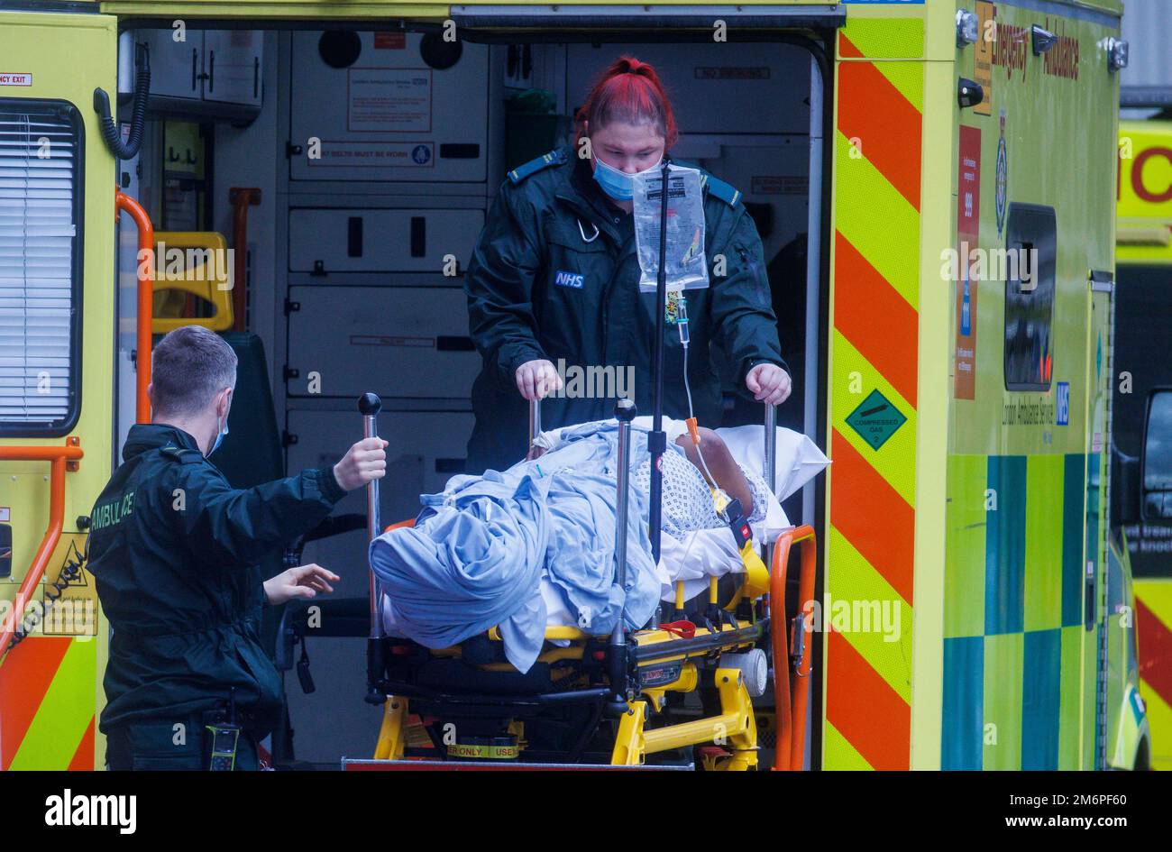 Londres, Royaume-Uni 5 janv. 2023 Ambulance travaille à l'hôpital Royal London de Whitechapel, Londres. La pression exercée sur le NHS est intolérable et insoutenable, selon la British Medical Association (BMA), qui représente les médecins. Le président du conseil de l'AMB, le professeur Phil Banfield, a demandé au gouvernement de prendre des mesures immédiates pour résoudre la crise. Les hôpitaux sont confrontés à des demandes croissantes, dont les experts estiment qu'elles sont en partie motivées par des maladies hivernales comme la grippe et Covid. Le gouvernement a dit qu'il reconnaissait les pressions auxquelles le NHS était confronté. Crédit : Mark Thomas/Alay Live News Banque D'Images