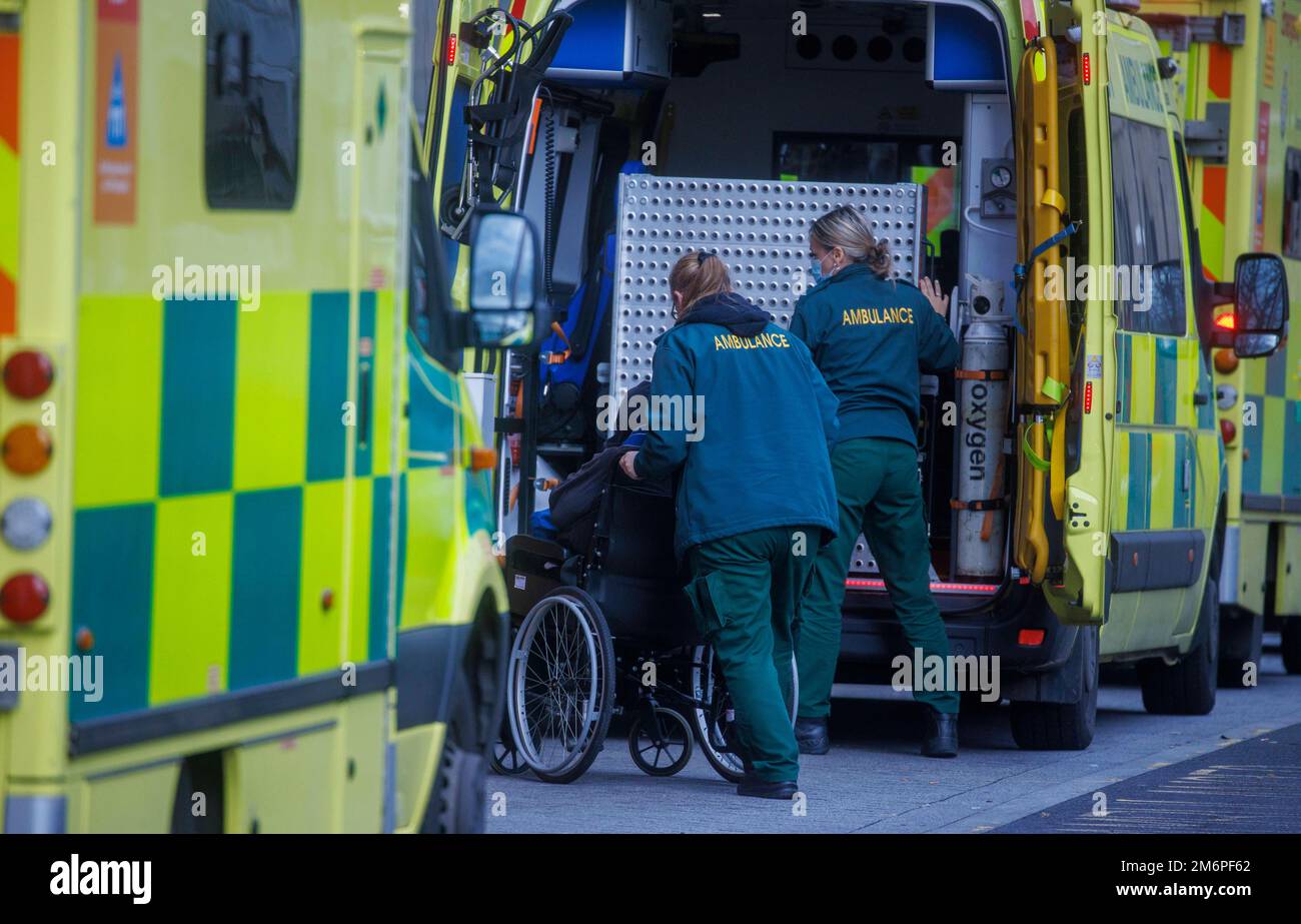 Londres, Royaume-Uni 5 janv. 2023 Ambulance travaille à l'hôpital Royal London de Whitechapel, Londres. La pression exercée sur le NHS est intolérable et insoutenable, selon la British Medical Association (BMA), qui représente les médecins. Le président du conseil de l'AMB, le professeur Phil Banfield, a demandé au gouvernement de prendre des mesures immédiates pour résoudre la crise. Les hôpitaux sont confrontés à des demandes croissantes, dont les experts estiment qu'elles sont en partie motivées par des maladies hivernales comme la grippe et Covid. Le gouvernement a dit qu'il reconnaissait les pressions auxquelles le NHS était confronté. Crédit : Mark Thomas/Alay Live News Banque D'Images