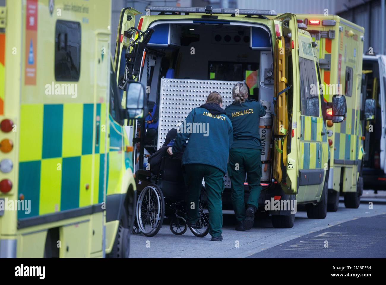 Londres, Royaume-Uni 5 janv. 2023 Ambulance travaille à l'hôpital Royal London de Whitechapel, Londres. La pression exercée sur le NHS est intolérable et insoutenable, selon la British Medical Association (BMA), qui représente les médecins. Le président du conseil de l'AMB, le professeur Phil Banfield, a demandé au gouvernement de prendre des mesures immédiates pour résoudre la crise. Les hôpitaux sont confrontés à des demandes croissantes, dont les experts estiment qu'elles sont en partie motivées par des maladies hivernales comme la grippe et Covid. Le gouvernement a dit qu'il reconnaissait les pressions auxquelles le NHS était confronté. Crédit : Mark Thomas/Alay Live News Banque D'Images