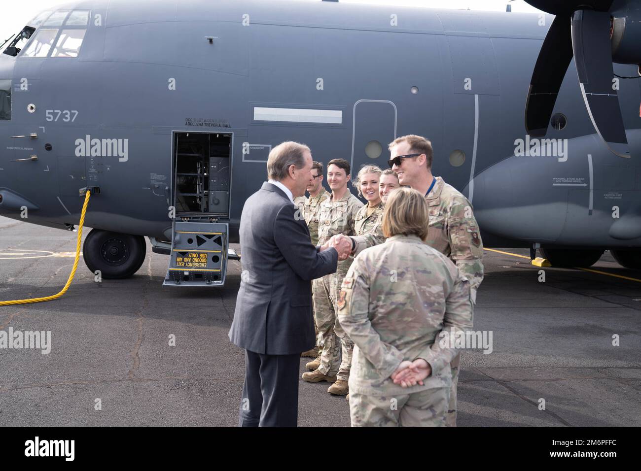 Tom Udall, États-Unis Ambassadeur en Nouvelle-Zélande, salue l'équipage du MC-130J Commando II de l'escadre des opérations spéciales de 353rd lors d'une visite à la base aérienne royale de Nouvelle-Zélande d'Auckland au début de l'exercice Teak Net 22, 3 mai 2022. Udall a été informé des capacités de la cellule et de la capacité d'interopérer avec le RZAF C-130H Hercules. Banque D'Images