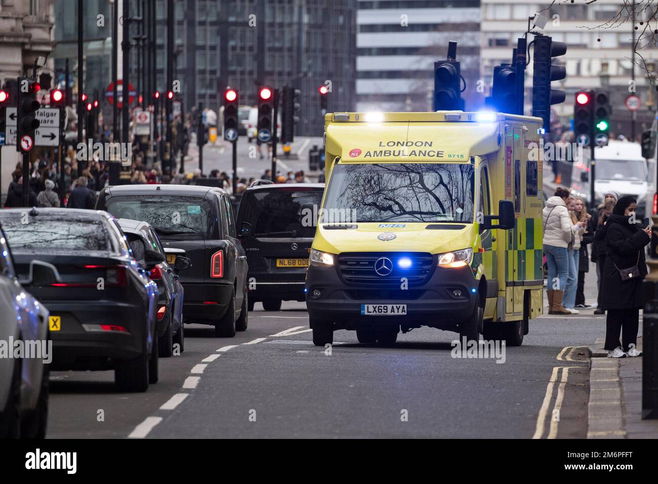 Londres ,Royaume-Uni 05/01/2023 Une ambulance de Londres traverse Westminster, Central London sur les feux bleus. Crédit : Joshua Bratt 2023. Banque D'Images