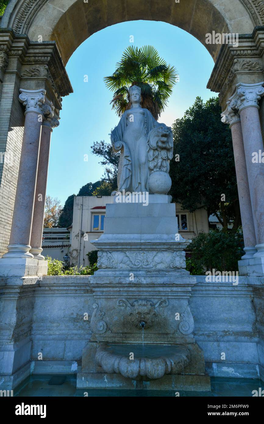 La fontaine Fuente Glorieta de San Diego est située à l'une des entrées du parc María Luisa de Séville, à proximité de la place de l'Espagne. Banque D'Images
