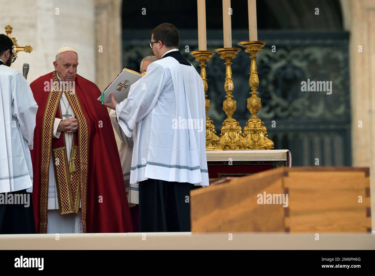 Etat de la Cité du Vatican, . 05th janvier 2023. Le pape François assiste à la messe funéraire du pape émérite Benoît XVI à Saint-Jean Place de Pierre sur 5 janvier 2023 dans la Cité du Vatican, crédit: dpa/Alamy Live News Banque D'Images