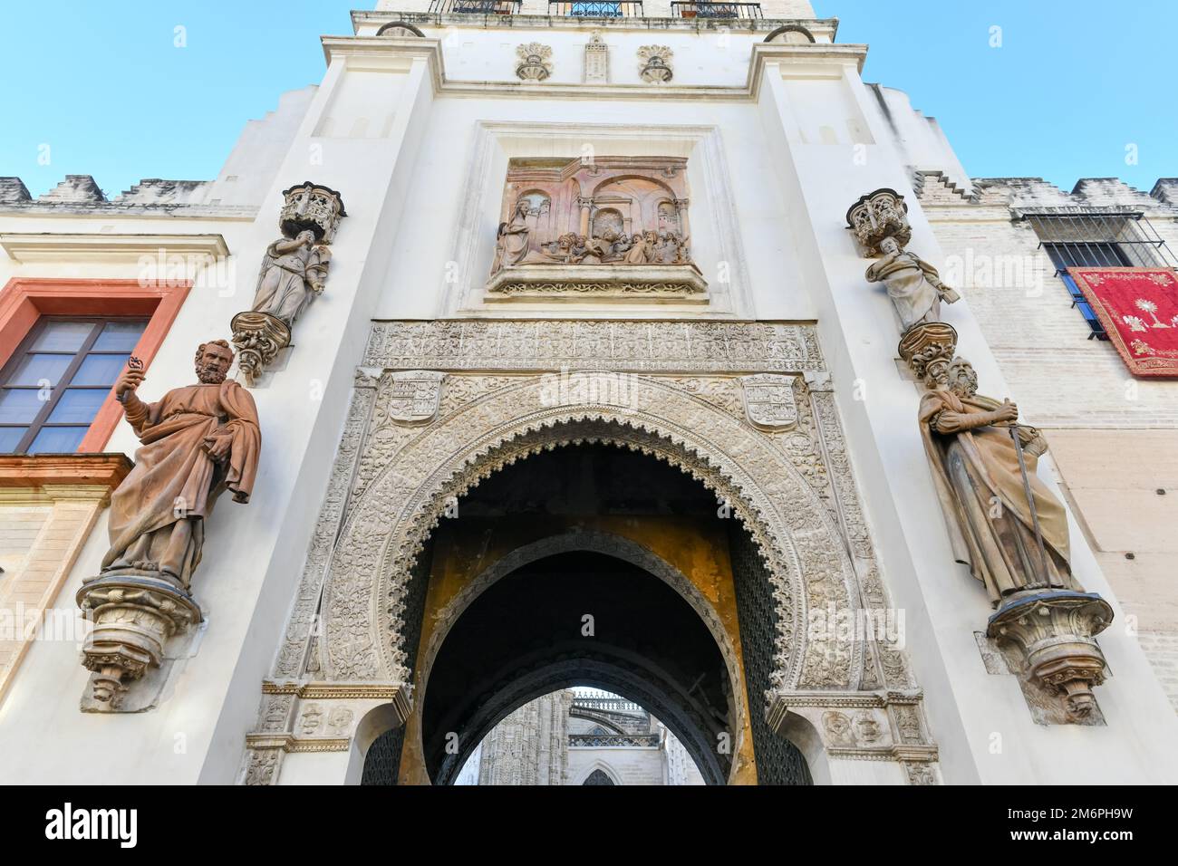 Vue panoramique sur le portail el Perdon ou la porte du pardon de la cathédrale de Séville Banque D'Images