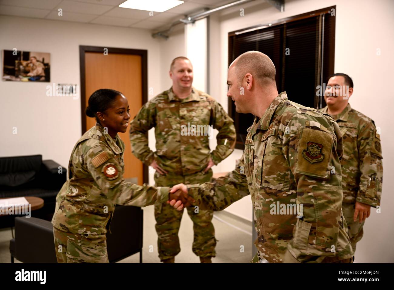 Sgt. Jeremiah Grisham, Chef, opérations de mobilité aérienne 521st Chef de commandement, personnel de la monnaie Sgt. Maryah Harris, contrôleur d'information du centre des opérations du terminal aérien de l'escadron de mobilité aérienne 728th, à la base aérienne d'Incirlik, Turquie (3 mai 2022). Grisham a visité l'AMS 728th pour en savoir plus sur la mission et reconnaître les aviateurs pour leur rôle dans l'accélération de la mobilité mondiale rapide. La mission de la MGS 728th est de faire progresser des opérations de mobilité mondiale efficaces et flexibles grâce à des capacités de port aérien, de maintenance des aéronefs et de commandement et de contrôle. Banque D'Images