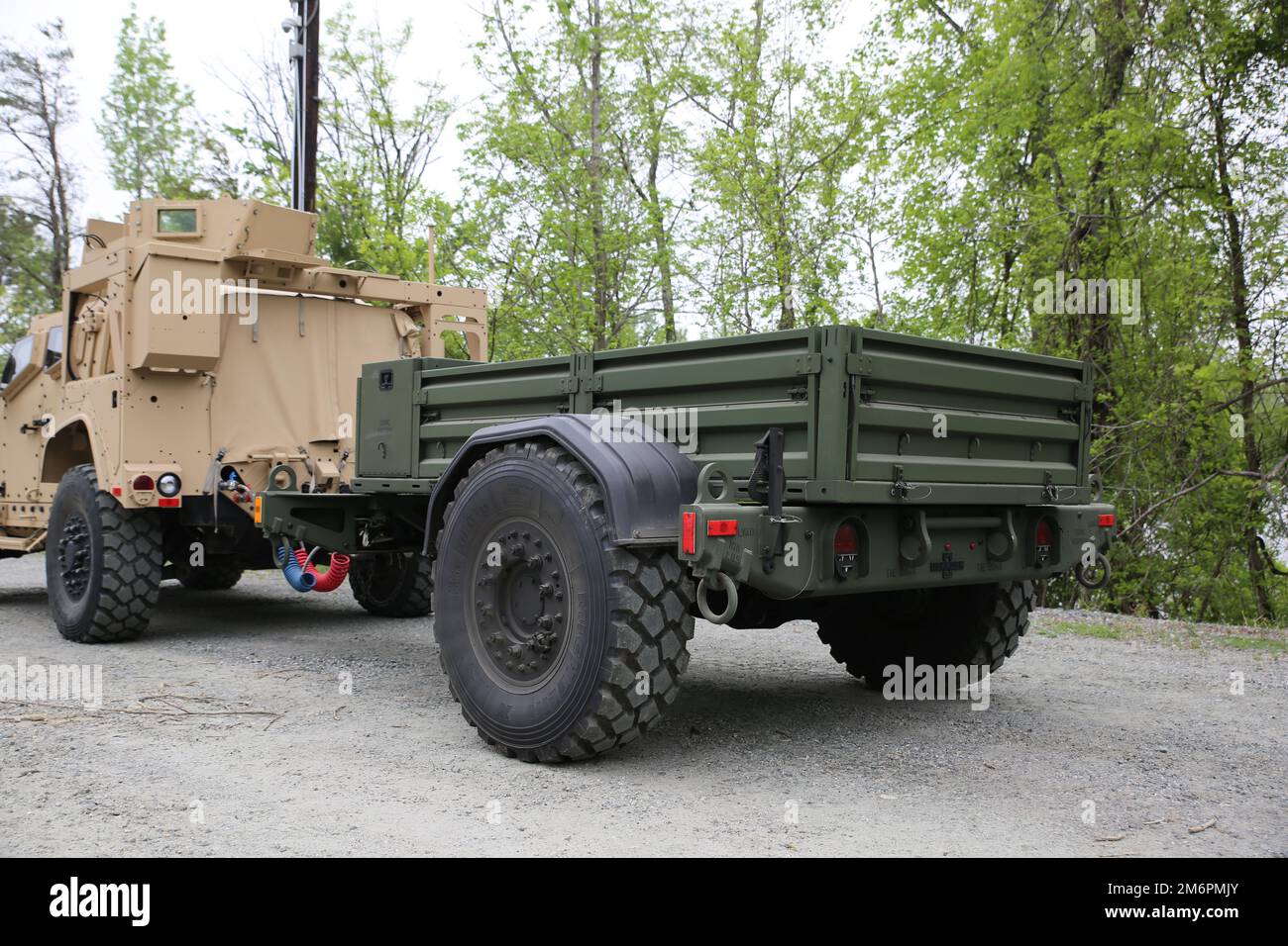 Le nouveau JLTV-Trailer du corps des Marines est doté de caractéristiques telles qu'un marchepied à l'arrière, des freins pneumatiques, des longerons amovibles, un crochet électrique 12V à l'avant et un compartiment de rangement. Offrant un espace de stockage de 147 pieds cubes et déjà en provenance de l'usine, le JLTV-T propulse la flotte de véhicules tactiques légers vers Force Design 2030. Les unités et divisions expéditionnaires maritimes sont ex-pected pour recevoir simultanément les expéditions initiales de la remorque à compter de l'exercice 2022. Banque D'Images