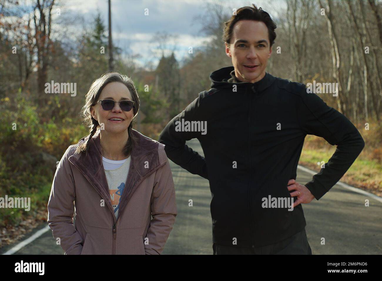 SALLY FIELD et JIM PARSONS dans SPOILER ALERT (2022), dirigé par MICHAEL SHOWALTER. Credit: Semi-formel Productions / c'est merveilleux Productions / Album Banque D'Images