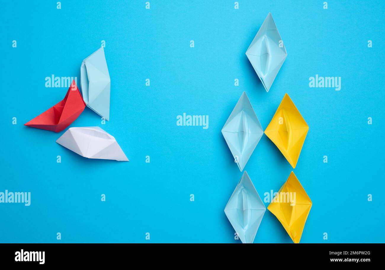 Un groupe de navires va de l'avant, un autre se trouve dans un tas. Un concept de leader fort Banque D'Images