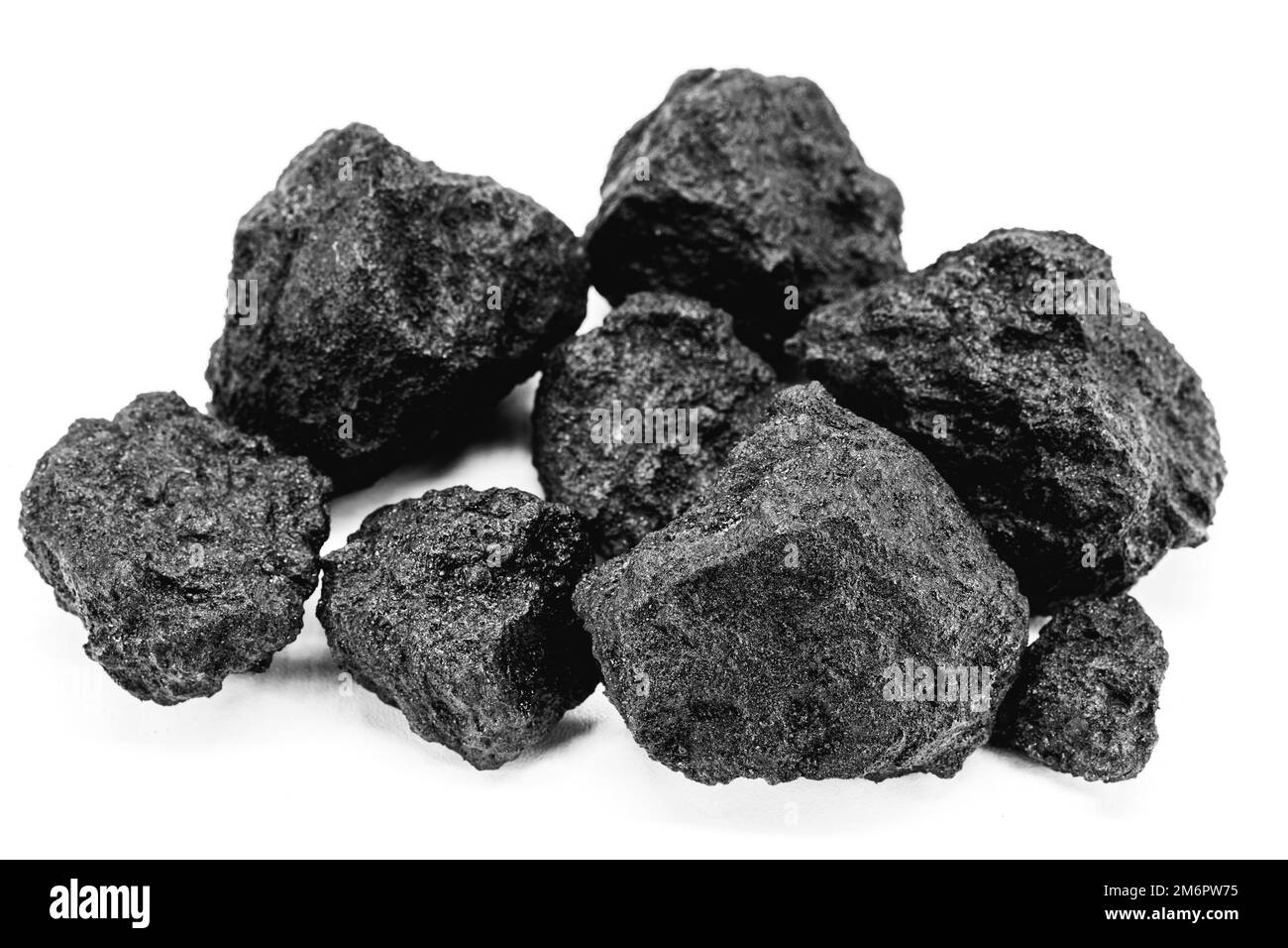 Le coke de pétrole est un produit solide granulé carboné issu du traitement des fractions liquides de pétrole, riche en carbone qui provient du pétrole Banque D'Images