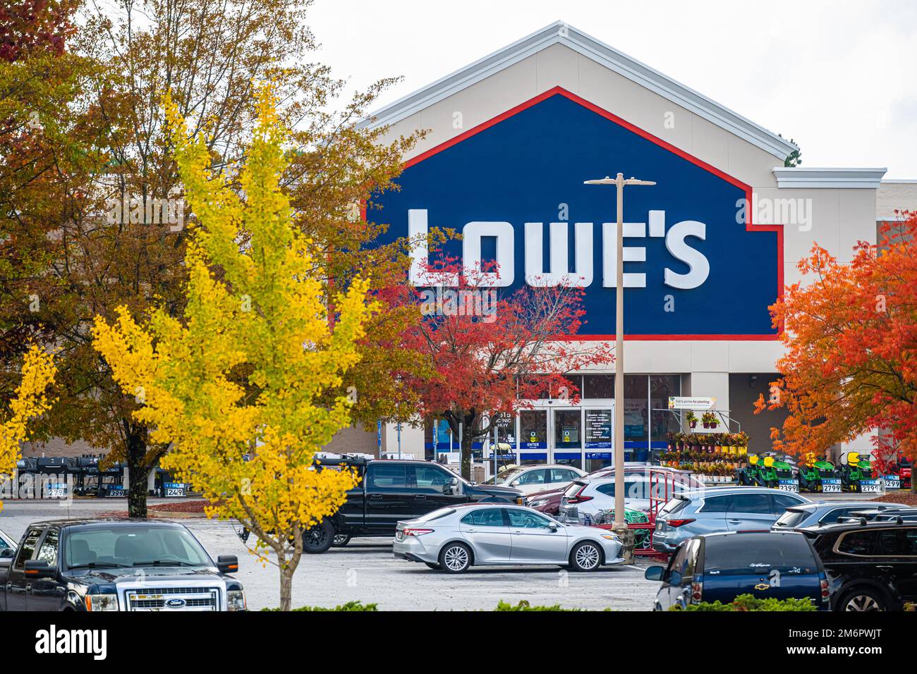 Le magasin d'aménagement intérieur de Lowe avec feuillage d'automne coloré à Snellville (Metro Atlanta), Géorgie. (ÉTATS-UNIS) Banque D'Images