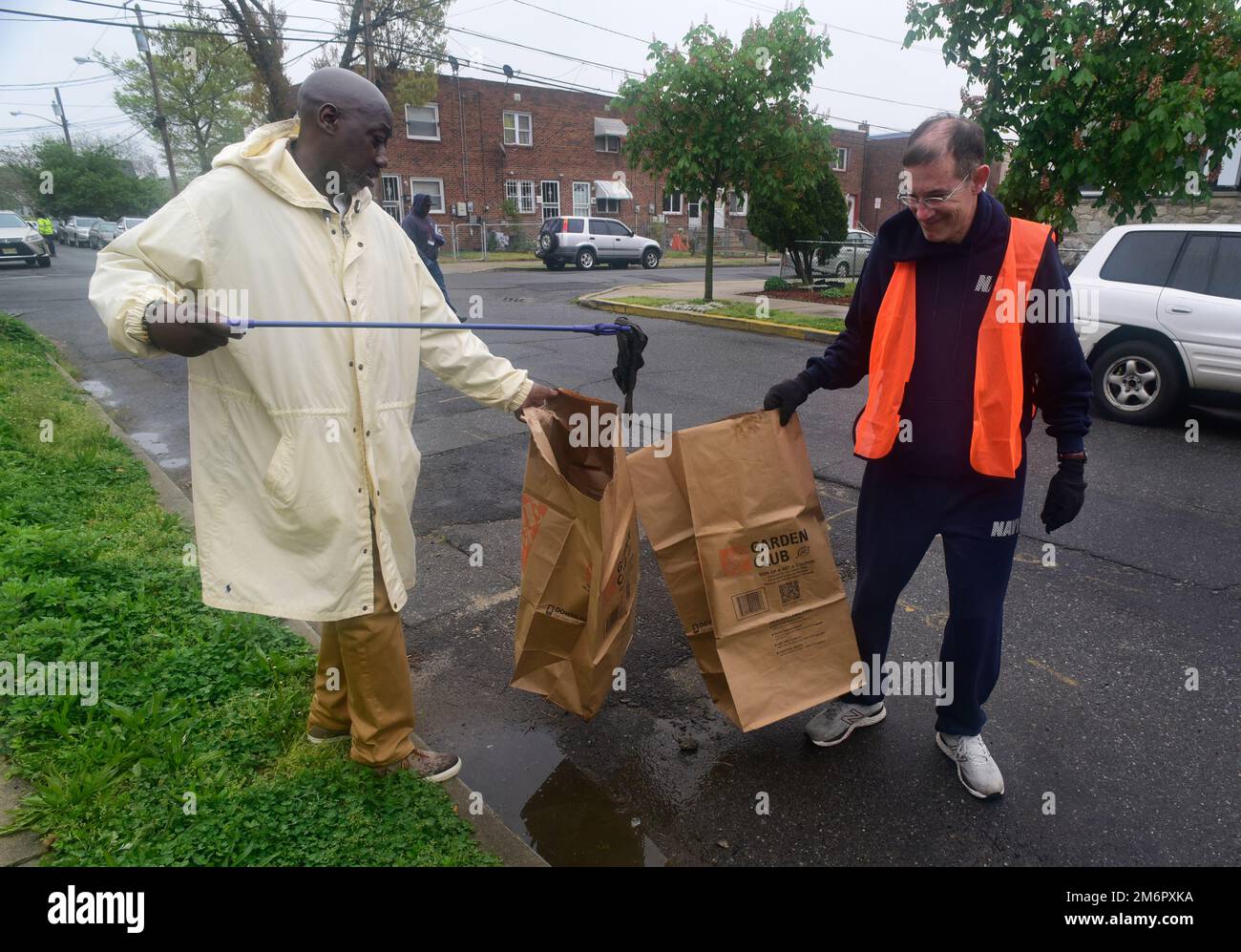 CAMDEN, N.J. -- (4 MAI 2022) ÉTATS-UNIS Le lieutenant de marine (aumônier) Stephen Huebscher, à droite, de Stillwater, au Minnesota, attaché à l'USS Princeton (CG-59) nettoie les ordures avec Sam Myers, l'agent de contrôle du loyer de la ville de Camden près d'Alberta Woods Park, à Camden, en N.J., en appui de la semaine de la marine Trenton et de Camden Strong, une campagne pour revitaliser la ville. Les marins se sont rassemblés tôt sous une pluie légère avec le maire Victor Carstarphen et environ 100 personnes, dont les troopers de l'État du New Jersey, le ministère des travaux publics de Camden, des employés de la ville et des bénévoles de l'Université Rutgers, de Covanta et un grand groupe de bénévoles résidents en supp Banque D'Images
