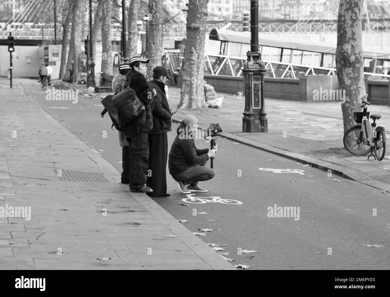 Une équipe de cinéma sur le Victoria Embankment, City of Westminster, Londres, Royaume-Uni, Europe le réveillon de Noël, 24th, décembre 2022 Banque D'Images