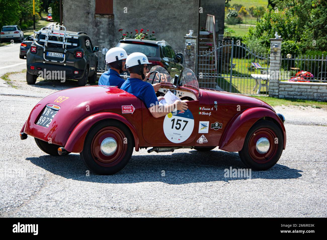 FIAT 500 SPORT 1949 sur une vieille voiture de course en rallye mille Miglia 2022 la célèbre
