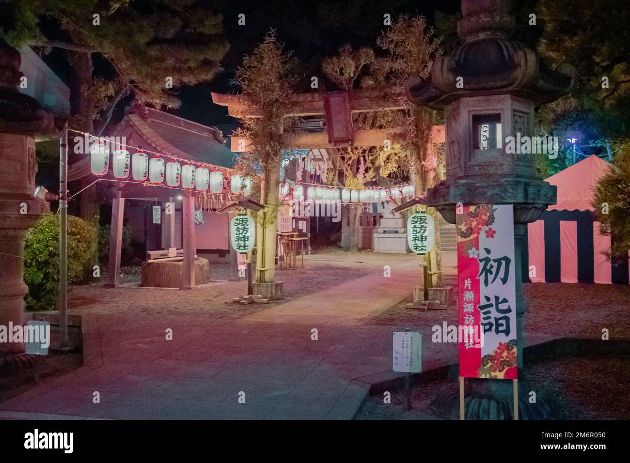 Fondé en 723, le sanctuaire Katase Suwa a été reconstruit dans son emplacement actuel en 1347 à Fujisawa, une ville côtière de la préfecture de Kanagawa, au Japon. Cette photo Banque D'Images