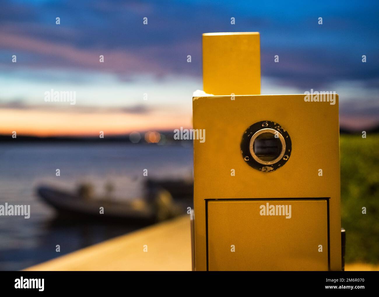 Ancienne caméra à boîtier vintage au port au coucher du soleil Banque D'Images
