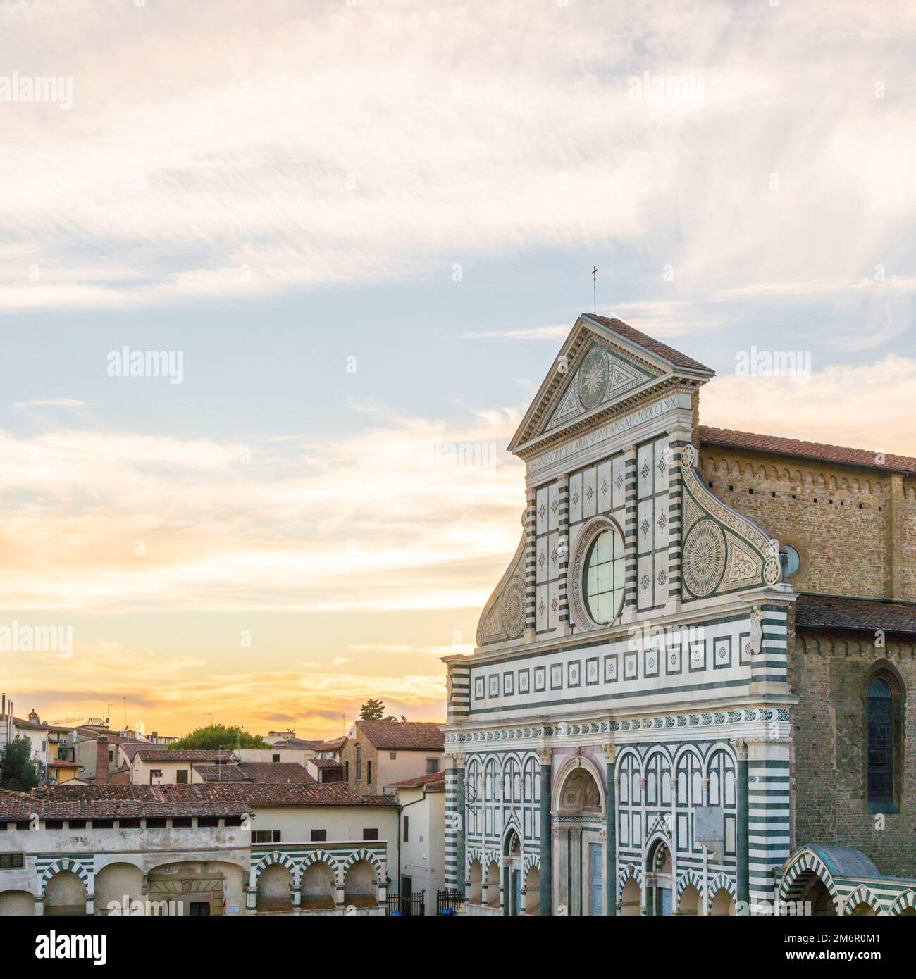 Florence, Italie. Lumière du coucher du soleil sur Santa Maria Novella - Eglise Sainte Marie - personne et espace de copie. Banque D'Images