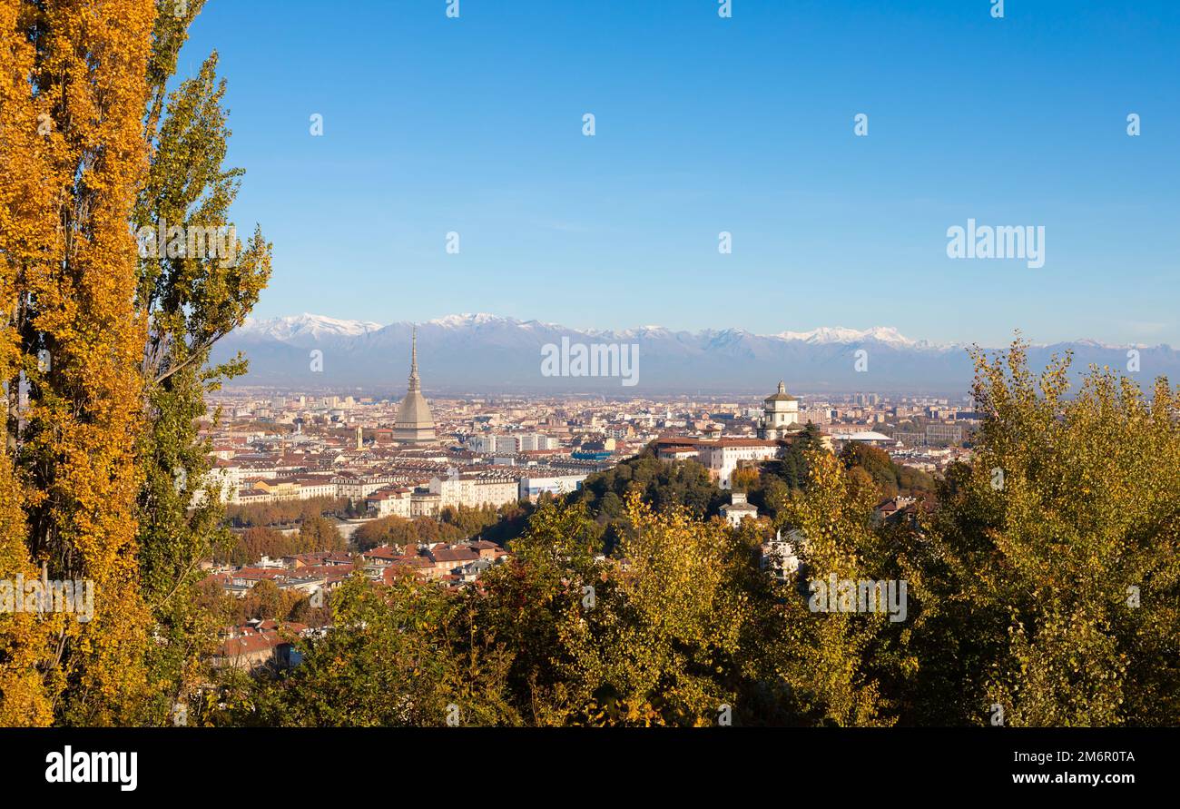 Panorama de Turin avec les Alpes et Mole Antonelliana, Italie. Horizon du symbole de la région Piémont avec Monte dei Cappuccini - CAPP Banque D'Images