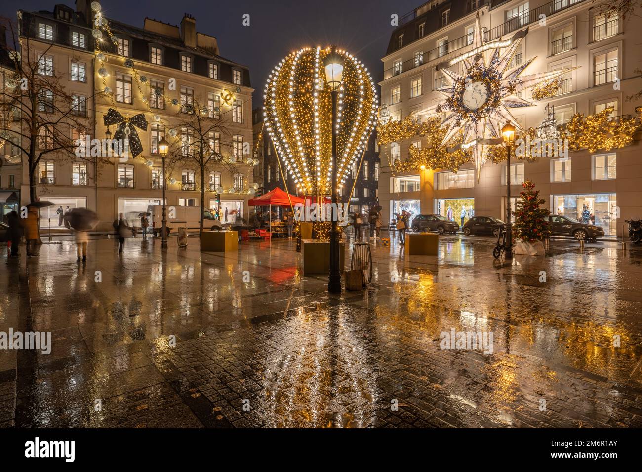 Vue sur les façades de Christian Dior Paris et Coco Chanel avec décoration  de noël dans une nuit de pluie Photo Stock - Alamy