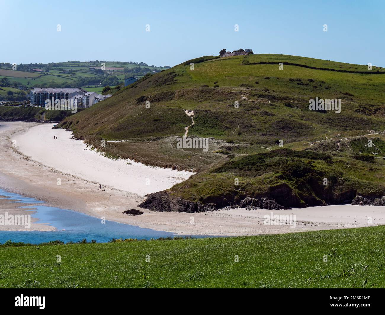 Dunes couvertes de plantes sur la côte atlantique de l'Irlande, le jour du printemps. Collines vertes. Paysage irlandais en bord de mer. La beauté de la nature. Banque D'Images